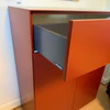 Geöffnete Push-to-open-Schublade der PIURE NEX PUR BOX Kommode mit Front in English Red matt