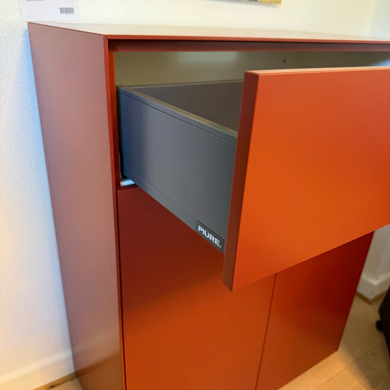 Geöffnete Push-to-open-Schublade der PIURE NEX PUR BOX Kommode mit Front in English Red matt