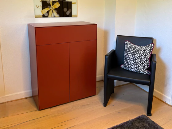 Stehende PIURE NEX PUR BOX Kommode in English Red matt mit einer Schublade und zwei Türen