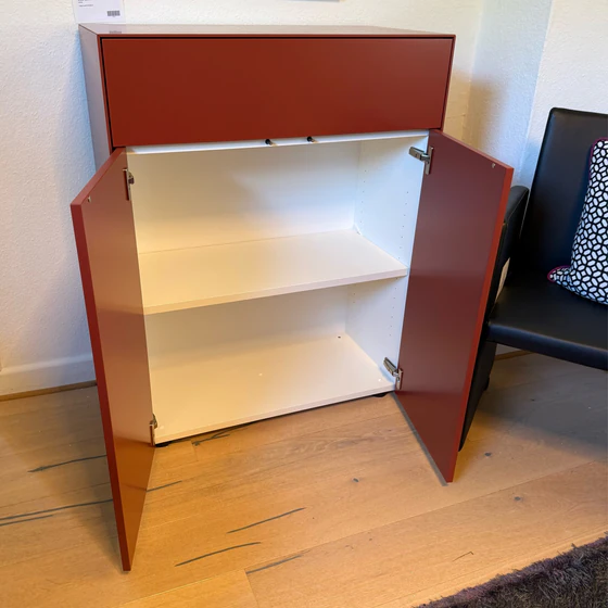 PIURE NEX PUR BOX Kommode mit geöffneten Türen, weißem Melamin-Innenraum und höhenverstellbarem Fachboden