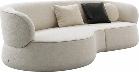 Bielefelder Werkstätten Sofa Nimbo in cremeweißem Strukturstoff als Freisteller mit rundem Abschlusselement links, geschwungener Rückenlehne und drei Dekokissen.