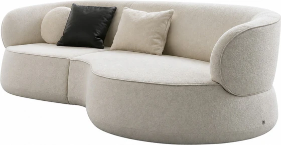Bielefelder Werkstätten Sofa Nimbo in cremeweißem Strukturstoff als Freisteller mit organischer Linienführung, rundem Abschlusselement rechts und drei Dekokissen.