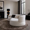 Detailaufnahme des Sofa Nimbo von Bielefelder Werkstätten mit rundem Abschlusselement, cremeweißem Strukturstoff und schwarzer Stehleuchte im eleganten Wohnambiente.